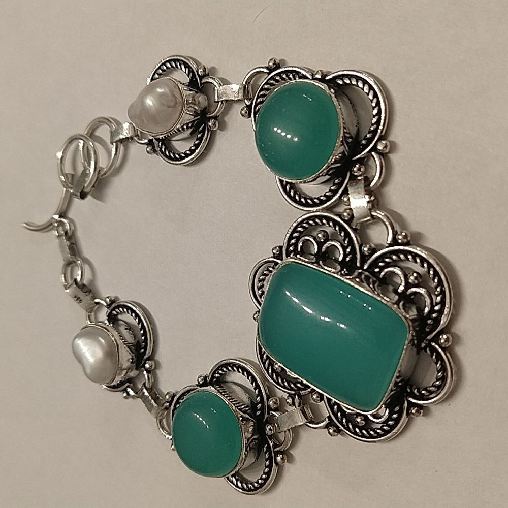 Chalcedony and pearl bracelet